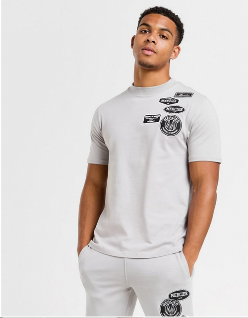 Camiseta con insignia monocromática en gris guijarro